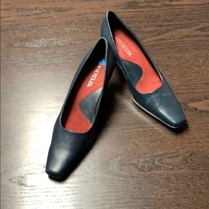 Navy Aerosoles kitten-heel pumps